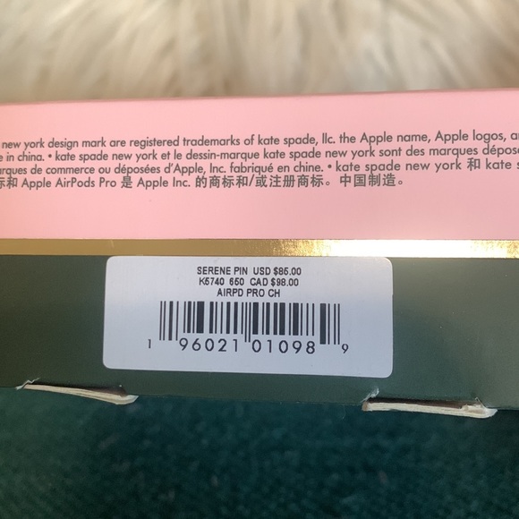 Kate Spade Knott pebbled leather AirPod pro case - Picture 3 of 6